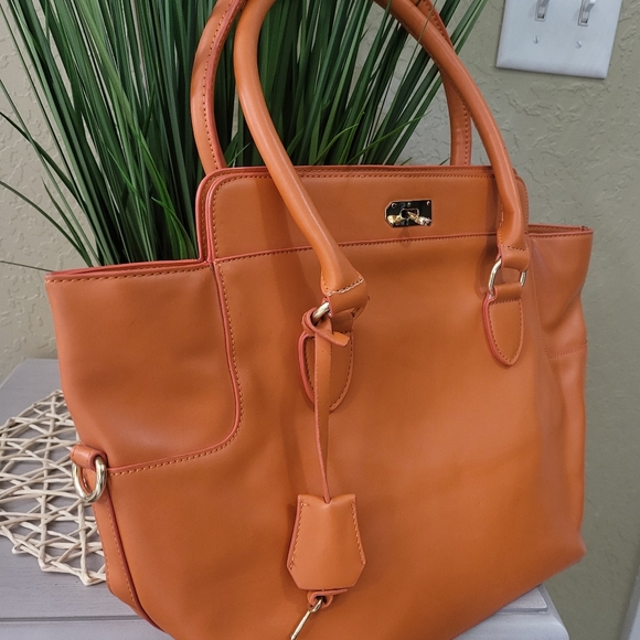 🌿Heggins Structured Orange faux-leather shoulder bag with gold tone hard - Picture 4 of 13